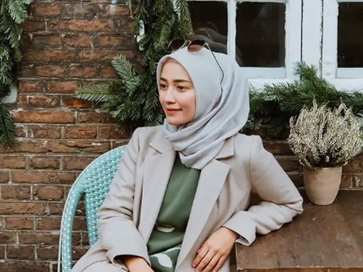 OOTD Simpel Elegan: Andalkan Hijab Segi Empatmu!