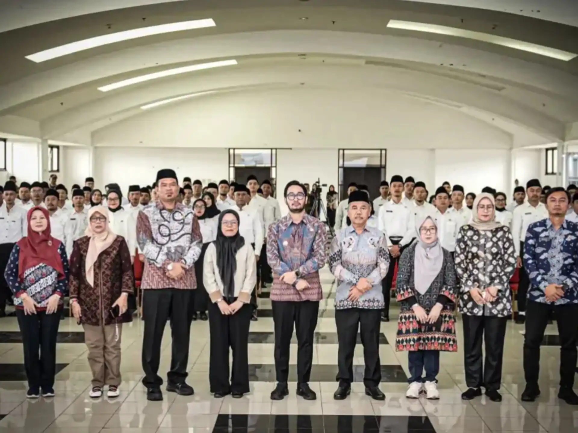 Bupati Bandung Barat Jeje Ritchie Ismail Serahkan SK PPPK Paruh Waktu kepada 5.812 Pegawai, Tekankan Disiplin dan Tanggung Jawab Moral