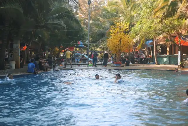 Lawan Gerah Jakarta: Rekomendasi Kolam Renang Anak & Keluarga