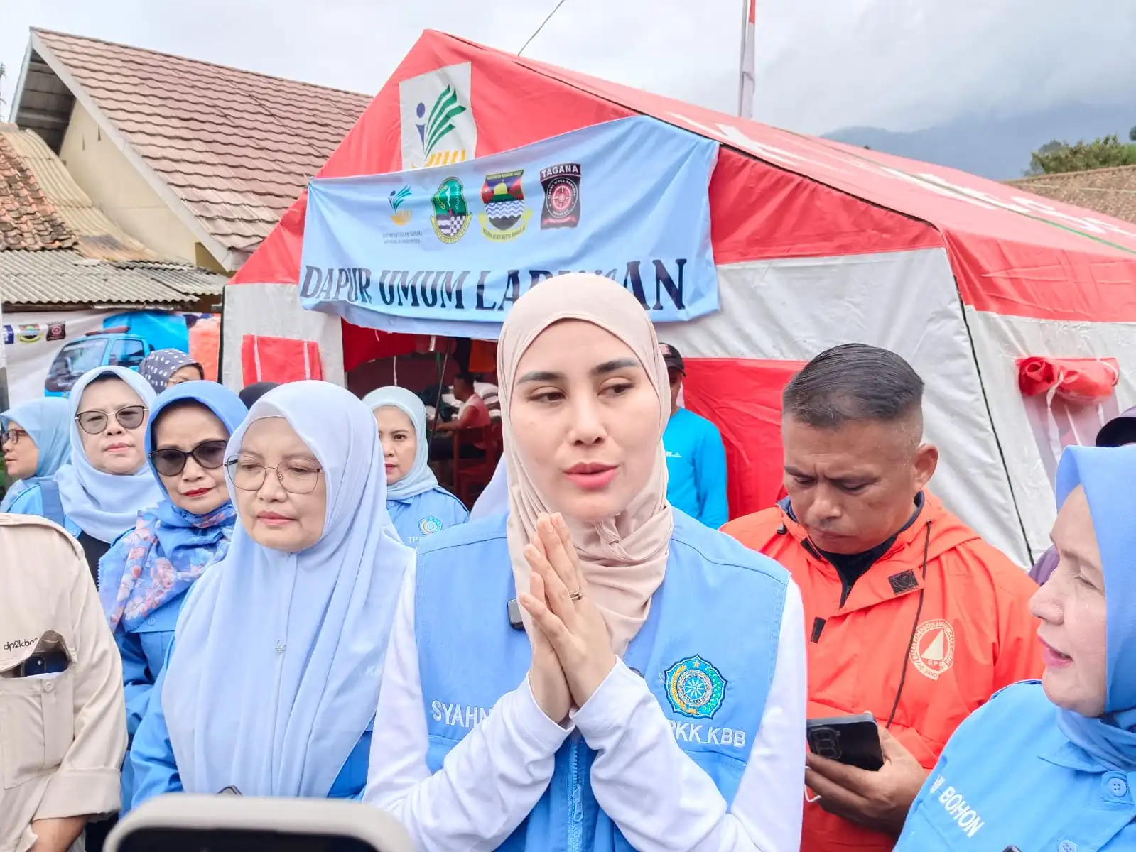 Syahnaz Sadiqah Tinjau Korban Longsor Pasirlangu KBB, Fokus Trauma Healing Anak