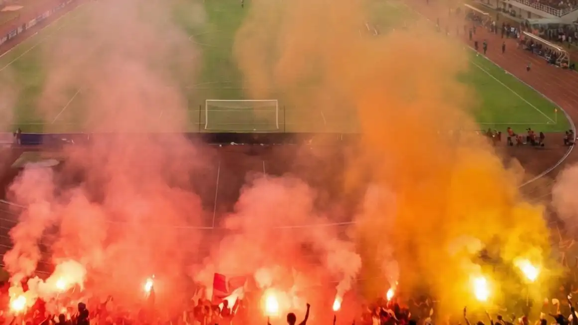 Insiden Tribun Warnai Laga Persis vs Persita di Manahan, Puluhan Suporter Diamankan