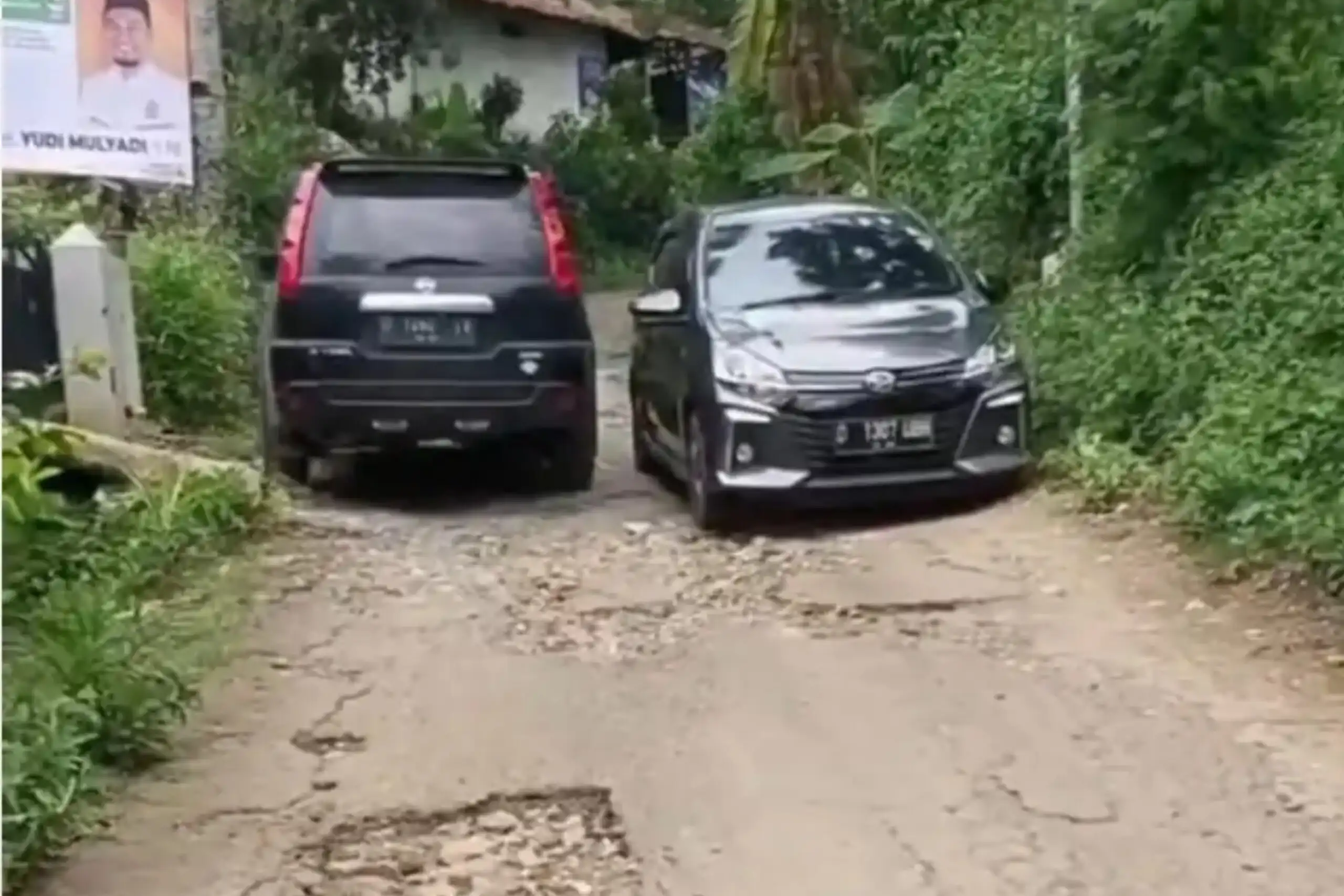 Bertahun-tahun Ajukan ke Pemda KBB, Jalan Rusak Ini Hanya Ditambal Batu Kapur Padahal Padat Penduduk