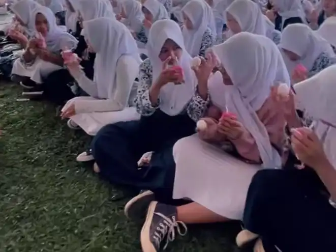 Siswa sekolah di Bandung Barat antusias mengikuti kegiatan minum susu dan makan telur gratis