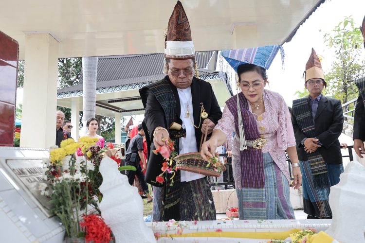 Wali Kota Pematangsiantar Wesly Silalahi dan Wakil Wali Kota Herlina Berziarah Ke Makam Raja Siantar di Desa Senggoro Kecamatan Bengkalis 