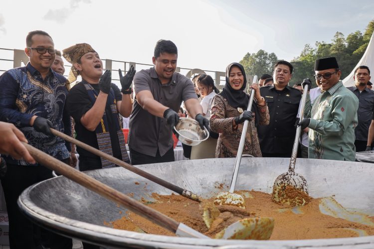 Wakil Wali Kota Pematangsiantar Herlina Menghadiri Acara Mangan Baggal Dalam Rangka Peringatan HUT ke-77 Provinsi Sumatera Utara 