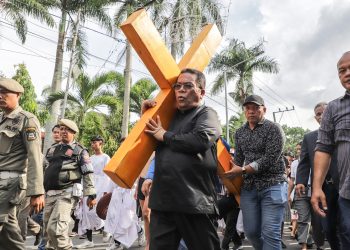 Wali Kota Wesly Silalahi Pikul Salib di Prosesi Jalan Salib Peringatan Wafatnya Yesus Kristus 