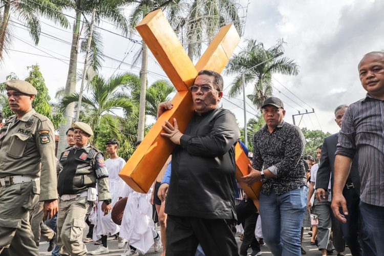 Wali Kota Wesly Silalahi Pikul Salib di Prosesi Jalan Salib Peringatan Wafatnya Yesus Kristus 