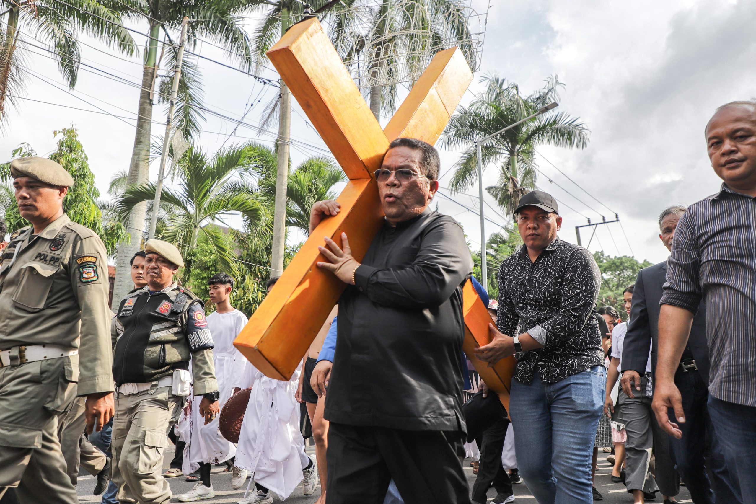 Wali Kota Wesly Silalahi Pikul Salib di Prosesi Jalan Salib Peringatan Wafatnya Yesus Kristus Wali Kota Wesly Silalahi Pikul Salib di Prosesi Jalan Salib Peringatan Wafatnya Yesus Kristus