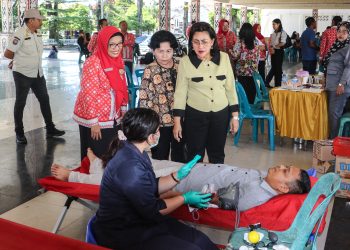 Ketua TP PKK Kota Pematangsiantar Ny Liswati Wesly Silalahi Menghadiri Kegiatan Pemeriksaan Kesehatan Gratis dan Donor Darah 