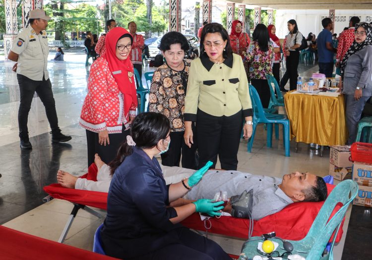 Ketua TP PKK Kota Pematangsiantar Ny Liswati Wesly Silalahi Menghadiri Kegiatan Pemeriksaan Kesehatan Gratis dan Donor Darah 
