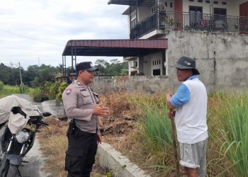 Dukung Ketahanan Pangan, Bhabinkamtibmas Polseķ Siantar Marihat Sambangi Warga Menanam Jagung