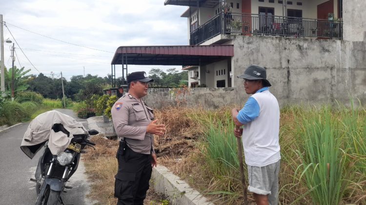 Dukung Ketahanan Pangan, Bhabinkamtibmas Polseķ Siantar Marihat Sambangi Warga Menanam Jagung