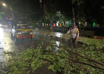 Personil Polsek Siantar Barat Respon Cepat Bersihkan Ranting Pohon yang Menutupi Badan Jalan Merdeka