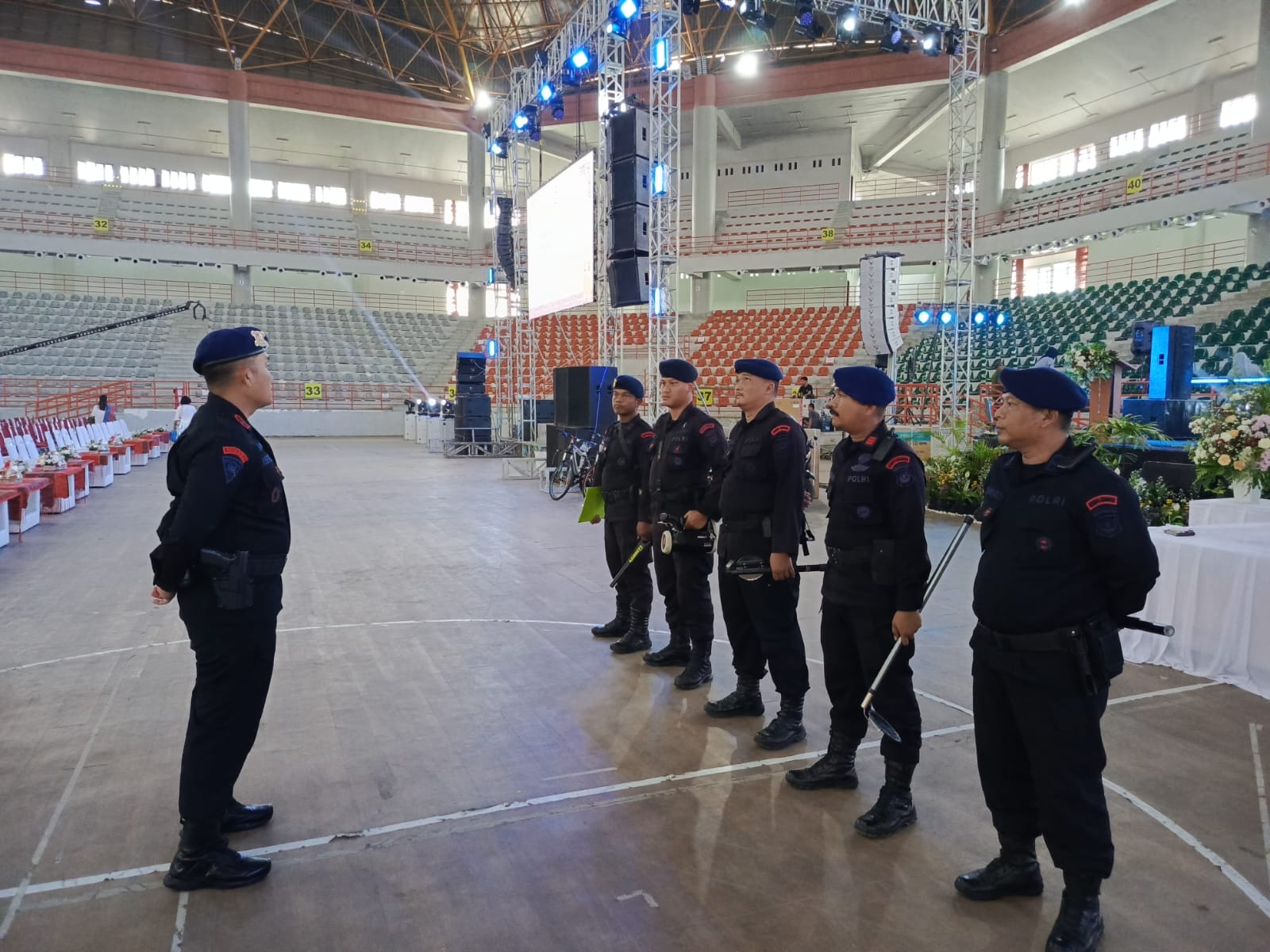 Brimob Polda Sumut Laksanakan Sterilisasi Ibadah Paskah Raya di Gedung Serbaguna Pemprovsu