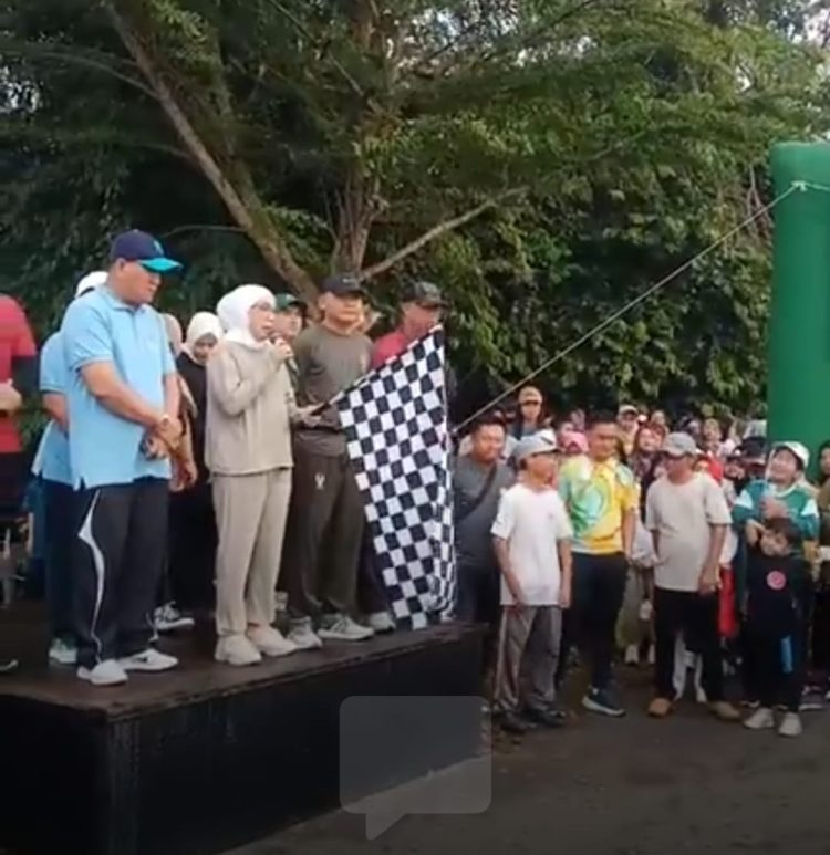 Plt Bupati Ayy Asalasiyah Lepas Jalan Sehat Dalam Rangka HUT ke 26 Kabupaten Way Kanan
