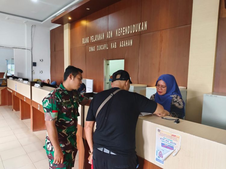 Korem 022/PT Membantu Warga Dalam Pembuatan Akta Kelahiran