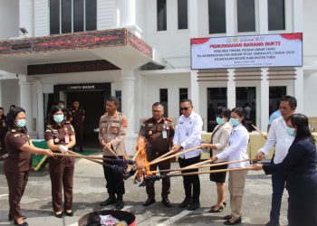 Kejari Toba Musnahkan Barang Bukti yang Telah Berkekuatan Hukum Tetap
