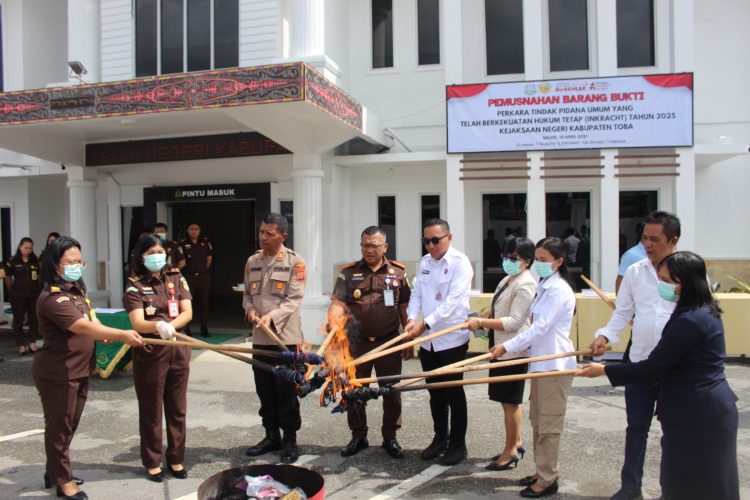Kejari Toba Musnahkan Barang Bukti yang Telah Berkekuatan Hukum Tetap