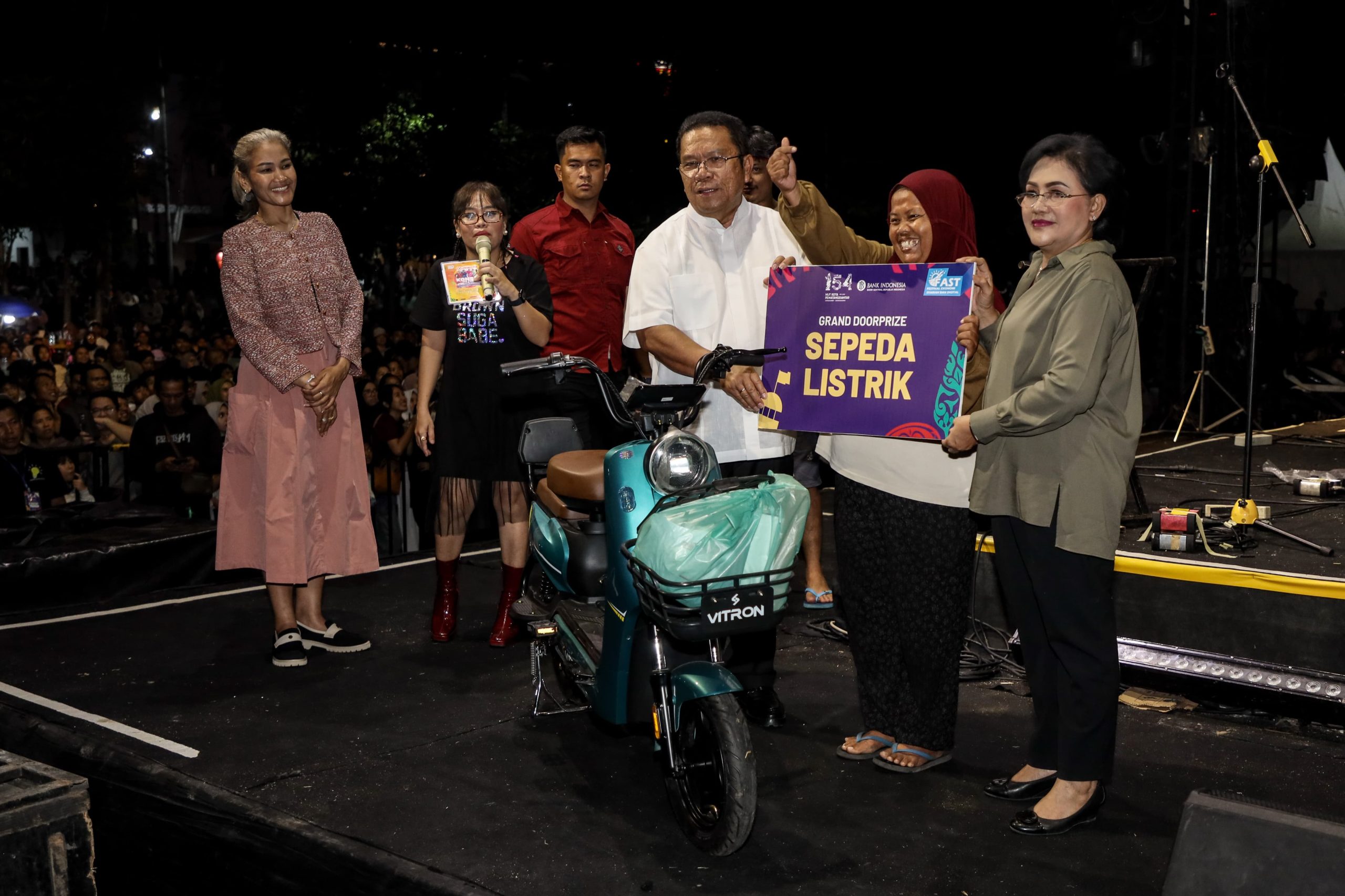 Puncak Hari Jadi Ke-154, Wali Kota Pematangsiantar Wesly Silalahi SH MKn bersama Unsur Forkopimda Menyaksikan Konser di Lapangan Adam Malik Puncak Hari Jadi Ke-154, Wali Kota Pematangsiantar Wesly Silalahi SH MKn bersama Unsur Forkopimda Menyaksikan Konser di Lapangan Adam Malik