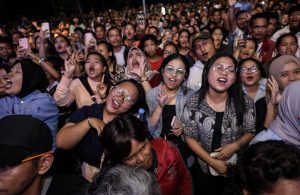 Puncak Hari Jadi Ke-154, Wali Kota Pematangsiantar Wesly Silalahi SH MKn bersama Unsur Forkopimda Menyaksikan Konser di Lapangan Adam Malik