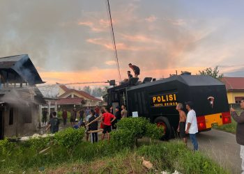 Kompi 4 Batalyon C Sat Brimob Kepulauan Nias Polda Sumut Gerak Cepat Padamkan Api Rumah Warga Yang Terbakar 