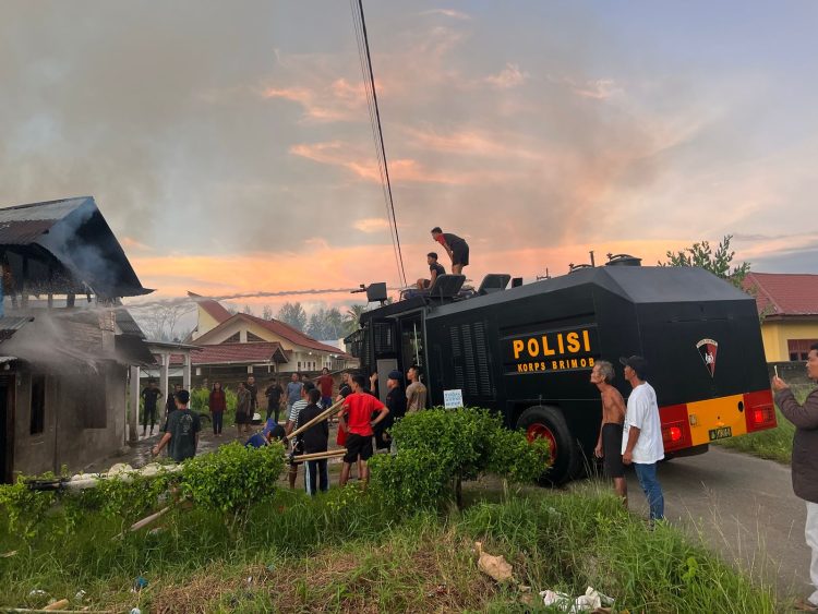Kompi 4 Batalyon C Sat Brimob Kepulauan Nias Polda Sumut Gerak Cepat Padamkan Api Rumah Warga Yang Terbakar 