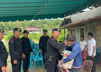 Personel Kompi 4 Brimob Polda Sumut Salurkan Bantuan Sembako kepada Korban Kebakaran di Gunungsitoli Selatan