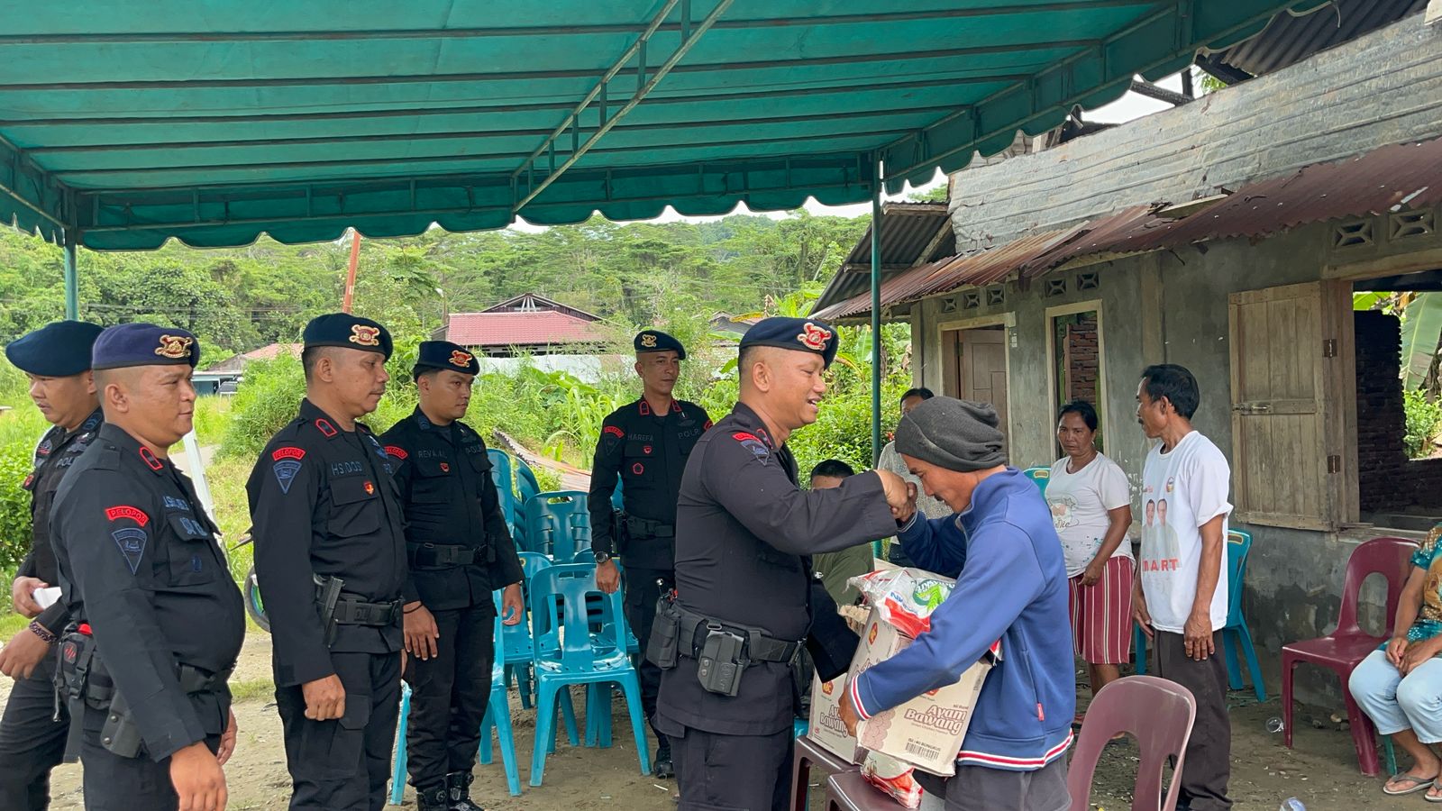 Personel Kompi 4 Brimob Polda Sumut Salurkan Bantuan Sembako kepada Korban Kebakaran di Gunungsitoli Selatan