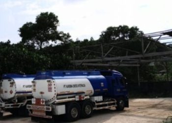 2 Mobil Tangki Diduga Bermuatan Solar Ilegal Bongkar Di Salah Satu Gudang Di Pondok Batu