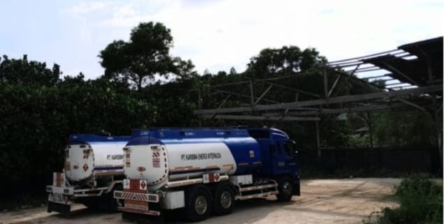2 Mobil Tangki Diduga Bermuatan Solar Ilegal Bongkar Di Salah Satu Gudang Di Pondok Batu