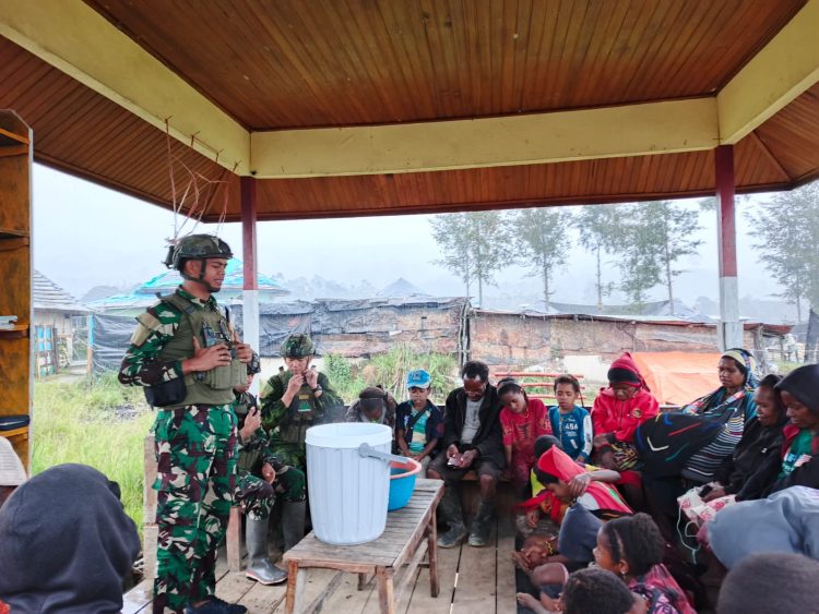 Kehangatan Iman di Eromgobak: TNI dan Warga Bersujud dan Berbagi Berkah Kehangatan Iman di Eromgobak: TNI dan Warga Bersujud dan Berbagi Berkah