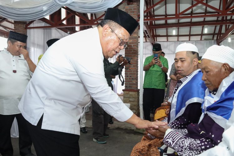 Wali Kota Pematangsiantar Wesly Silalahi SH Menepung-tawari Jamaah Calon Haji/Hajjah Kota Pematangsiantar Tahun 1446 H/2025 M