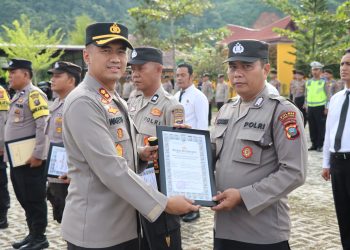 Kapolres Tapteng BeriKan Penghargaan Kepada Anggota Berprestasi dan Berdedikasi