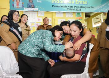 Ketua Tim Pembina Posyandu Kota Pematangsiantar Ny Liswati Wesly Silalahi Meneteskan Vaksin Polio Kepada Bayi