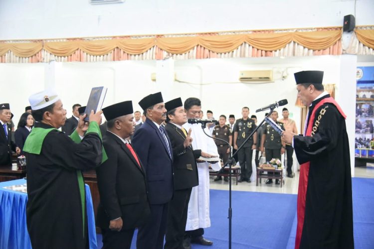 Sekdakab Tapteng Hadiri Pelantikan dan Pengucapan Sumpah Janji Pimpinan DPRD Tapanuli Tengah Masa Jabatan 2025-2030