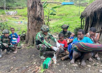Dengan Stetoskop dan Permen, Prajurit TNI Taklukkan Hati Warga Papua