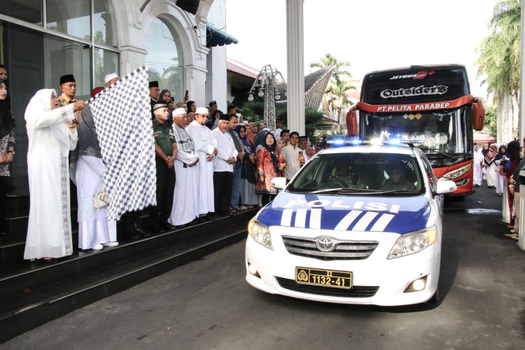 Wali Kota Diwakili Wakil Herlina Melepas Keberangkatan 111 Jamaah Calon Haji Kota Pematangsiantar Tahun 1446 H/2025 M 