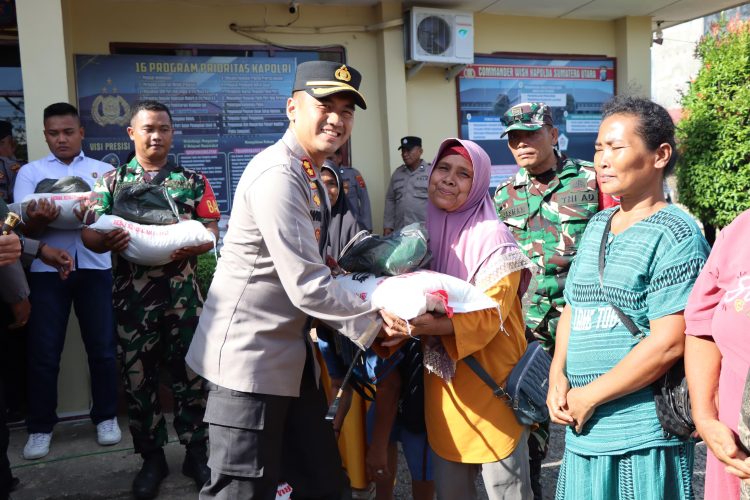 TNI-Polri Bersama PT Nauli Sawit Bagikan Paket Sembako untuk Masyarakat di Manduamas