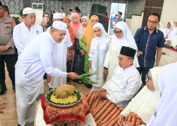 Wakil Bupati Tapanuli Tengah Tepung Tawari Dan Upa-upa 108 Orang Jamaah Calon Haji dan Hajjah 