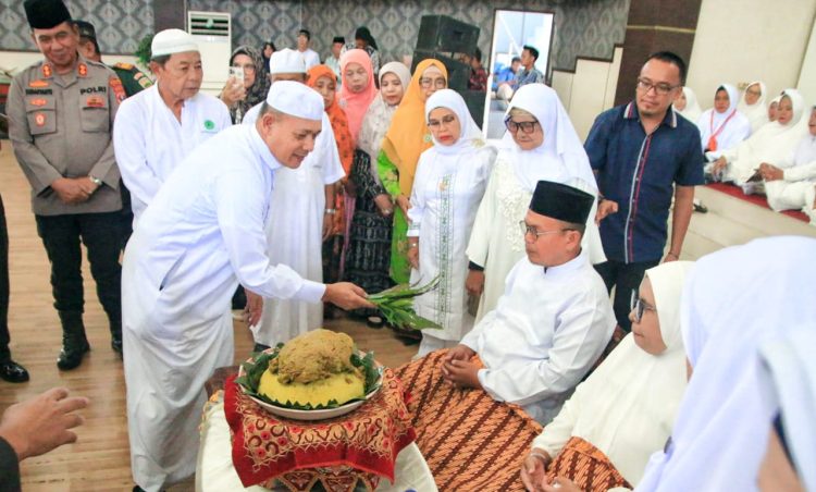 Wakil Bupati Tapanuli Tengah Tepung Tawari Dan Upa-upa 108 Orang Jamaah Calon Haji dan Hajjah 