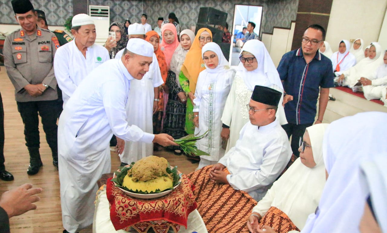 Wakil Bupati Tapanuli Tengah Tepung Tawari Dan Upa-upa 108 Orang Jamaah Calon Haji dan Hajjah 