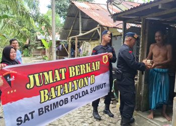 Brimob Polda Sumut Bagikan Makan Siang untuk Warga Bantaran Sungai di Tanjung Balai, Wujud Peduli Sesama 