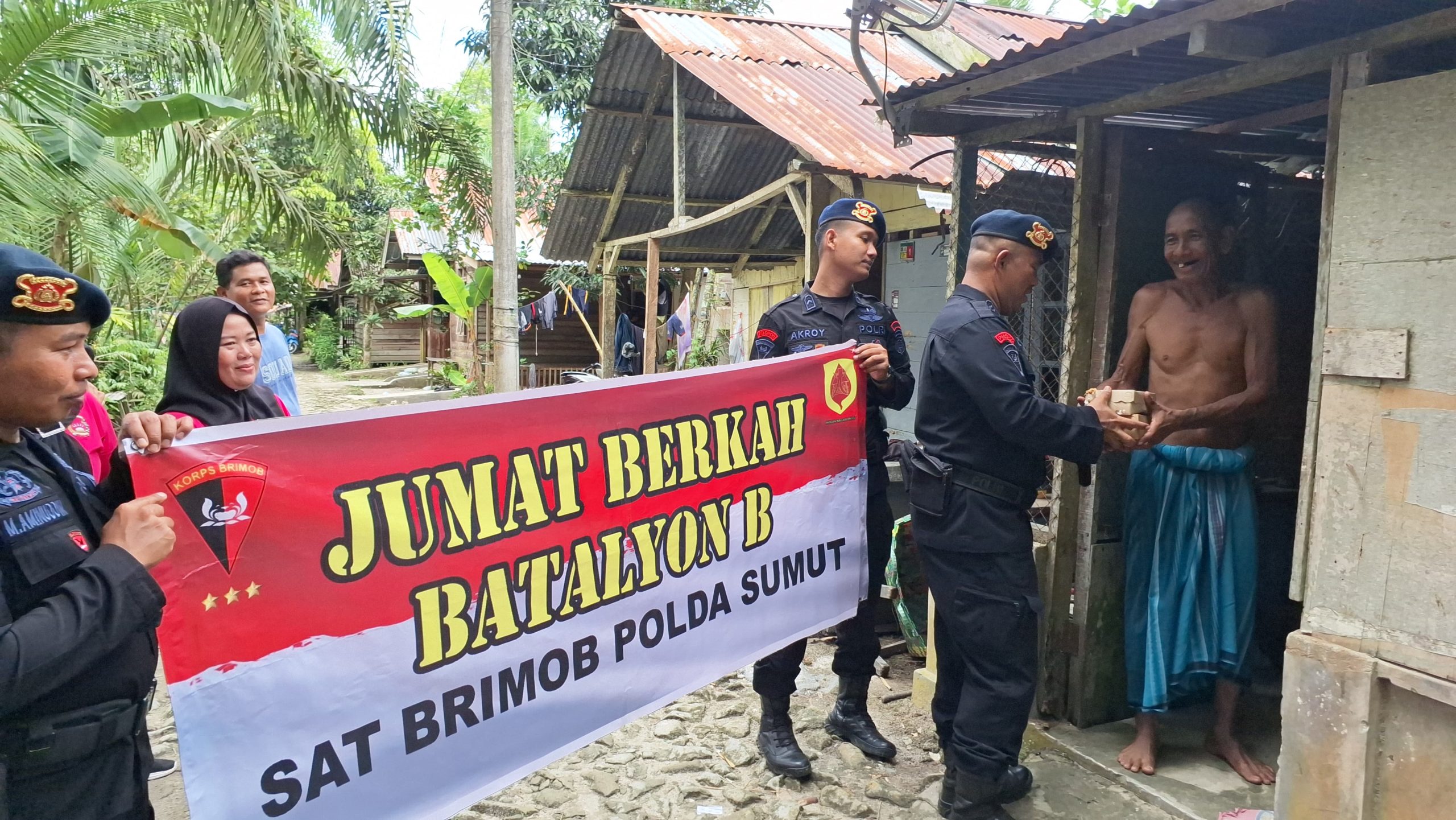 Brimob Polda Sumut Bagikan Makan Siang untuk Warga Bantaran Sungai di Tanjung Balai, Wujud Peduli Sesama 