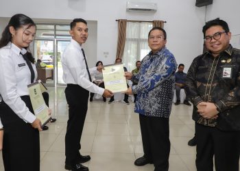 Wali Kota Pematangsiantar Wesly Silalahi Bersama Kepala Kantor Regional VI BKN Medan Menyerahkan Surat SK Wali Kota Pematangsiantar tentang Pengangkatan CPNS