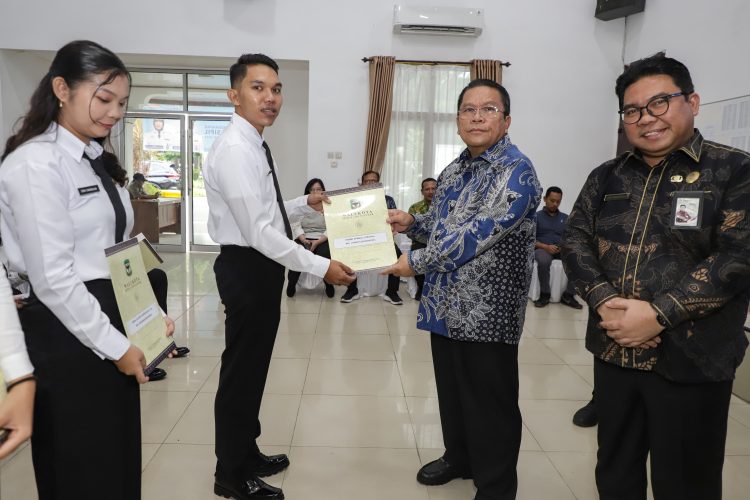 Wali Kota Pematangsiantar Wesly Silalahi Bersama Kepala Kantor Regional VI BKN Medan Menyerahkan Surat SK Wali Kota Pematangsiantar tentang Pengangkatan CPNS