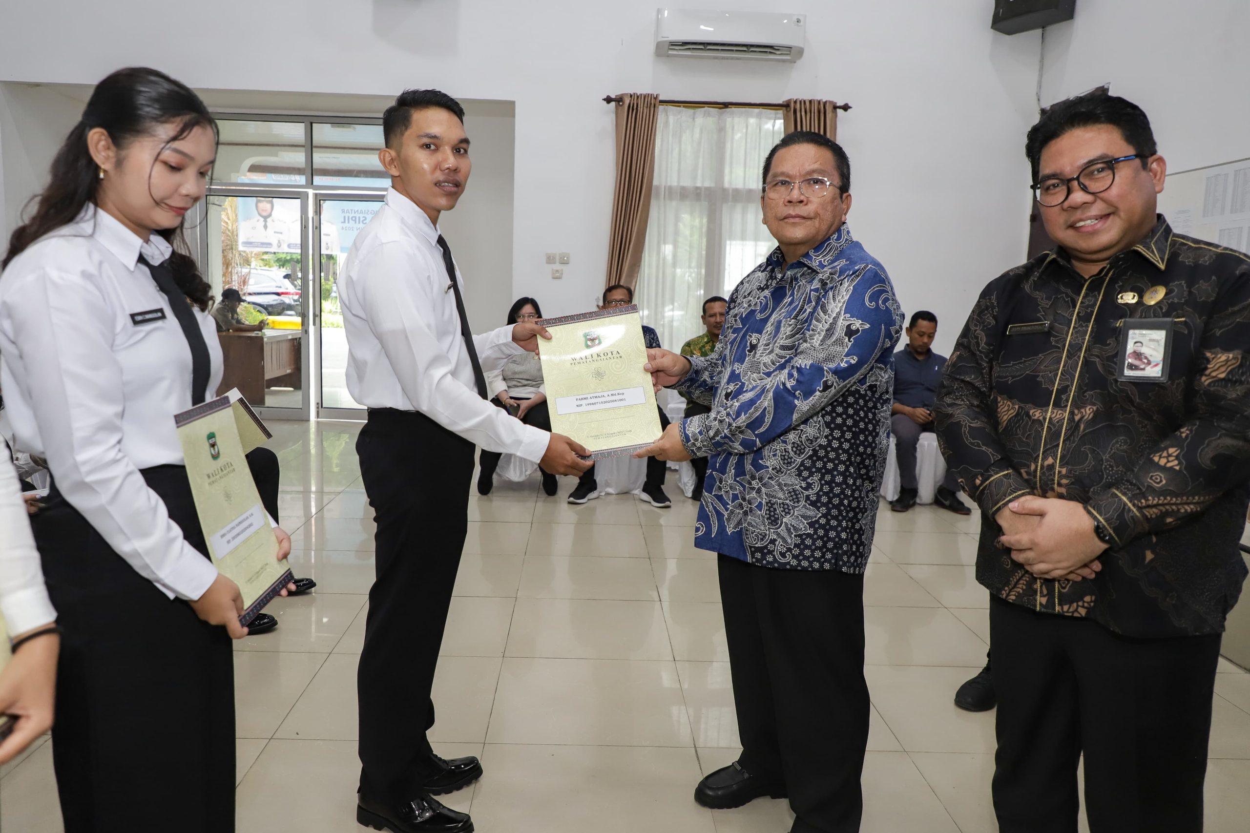 Wali Kota Pematangsiantar Wesly Silalahi Bersama Kepala Kantor Regional VI BKN Medan Menyerahkan Surat SK Wali Kota Pematangsiantar tentang Pengangkatan CPNS Wali Kota Pematangsiantar Wesly Silalahi Bersama Kepala Kantor Regional VI BKN Medan Menyerahkan Surat SK Wali Kota Pematangsiantar tentang Pengangkatan CPNS