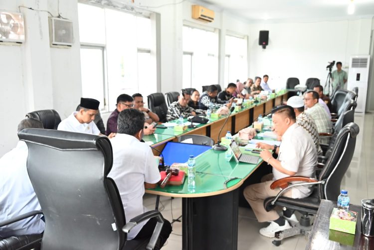 Sekdakab Tapteng Hadiri RDP dengan DPRD Tapteng Akan Tinjau Kembali Penerima Beasiswa Berprestasi Kurang Mampu Kuliah Di PTN