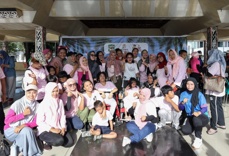 Ketua TP PKK Kota Pematangsiantar Ny Liswati Wesly Silalahi Mengikuti Senam Bersama KORMI dan Masyarakat