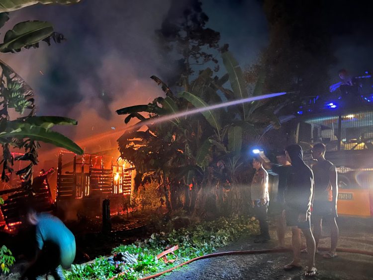 Brimob Polda Sumut Terjun Padamkan Api, Dua Rumah Hangus di Gunungsitoli Selatan
