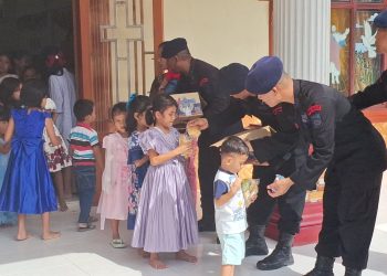 Brimob Tanjung Balai Sentuh Hati Jemaat. Bersih-Bersih Gereja, Berbagi Snack dan Tanam Kepedulian